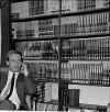 Paul_Nowee,_voor_een_kast_met_zijn_Arendsoogboeken_(1967).jpg (236929 bytes)