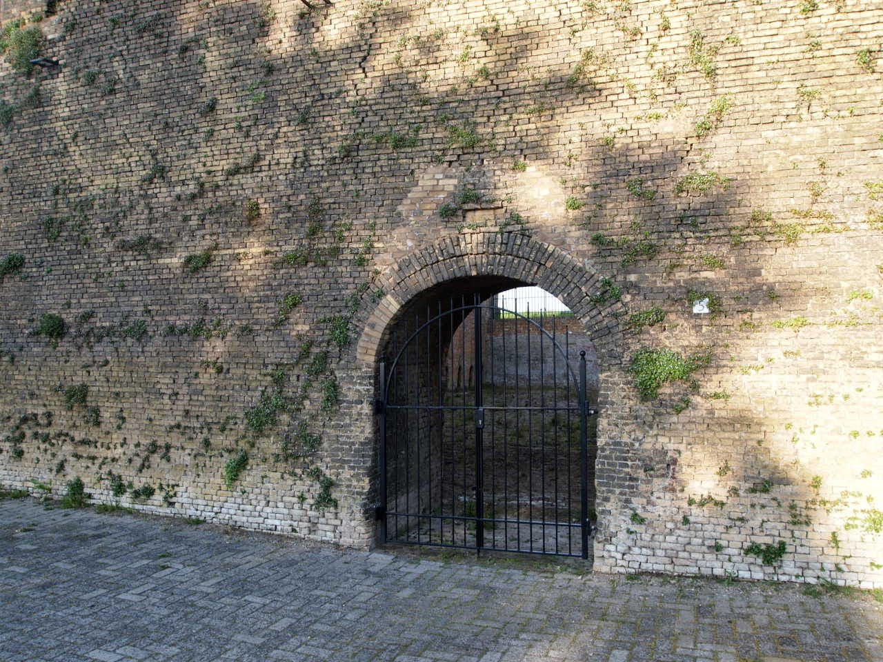 Blik_in_ijsselsteenoven_Klein_Hitland.jpg (172647 bytes)